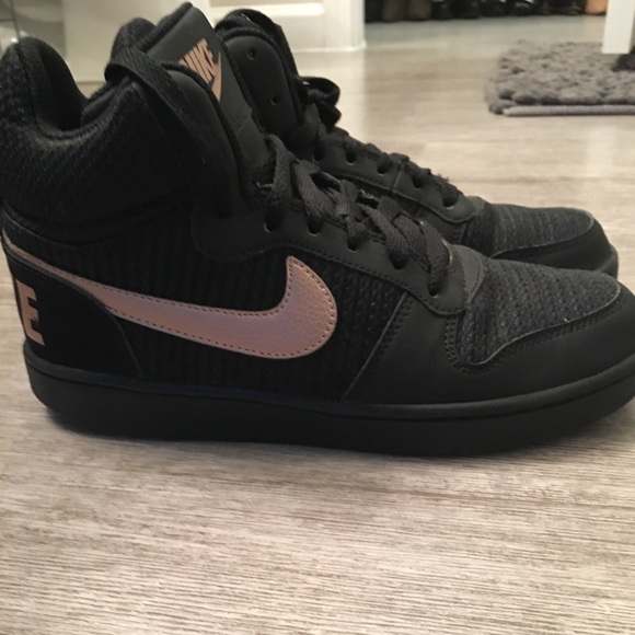 Nike Tennis Shoes - Picture 1 of 5